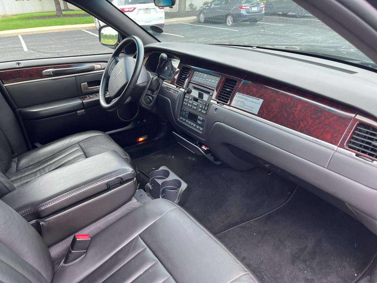 Lincoln Town Car Executive Limo 2008