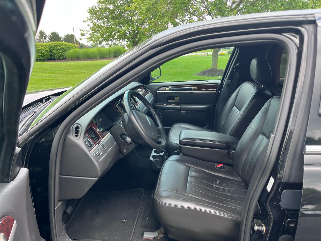Lincoln Town Car Executive Limo 2008