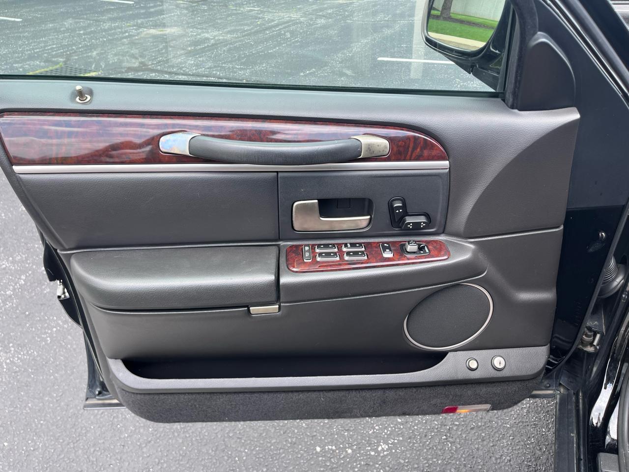 Lincoln Town Car Executive Limo 2008
