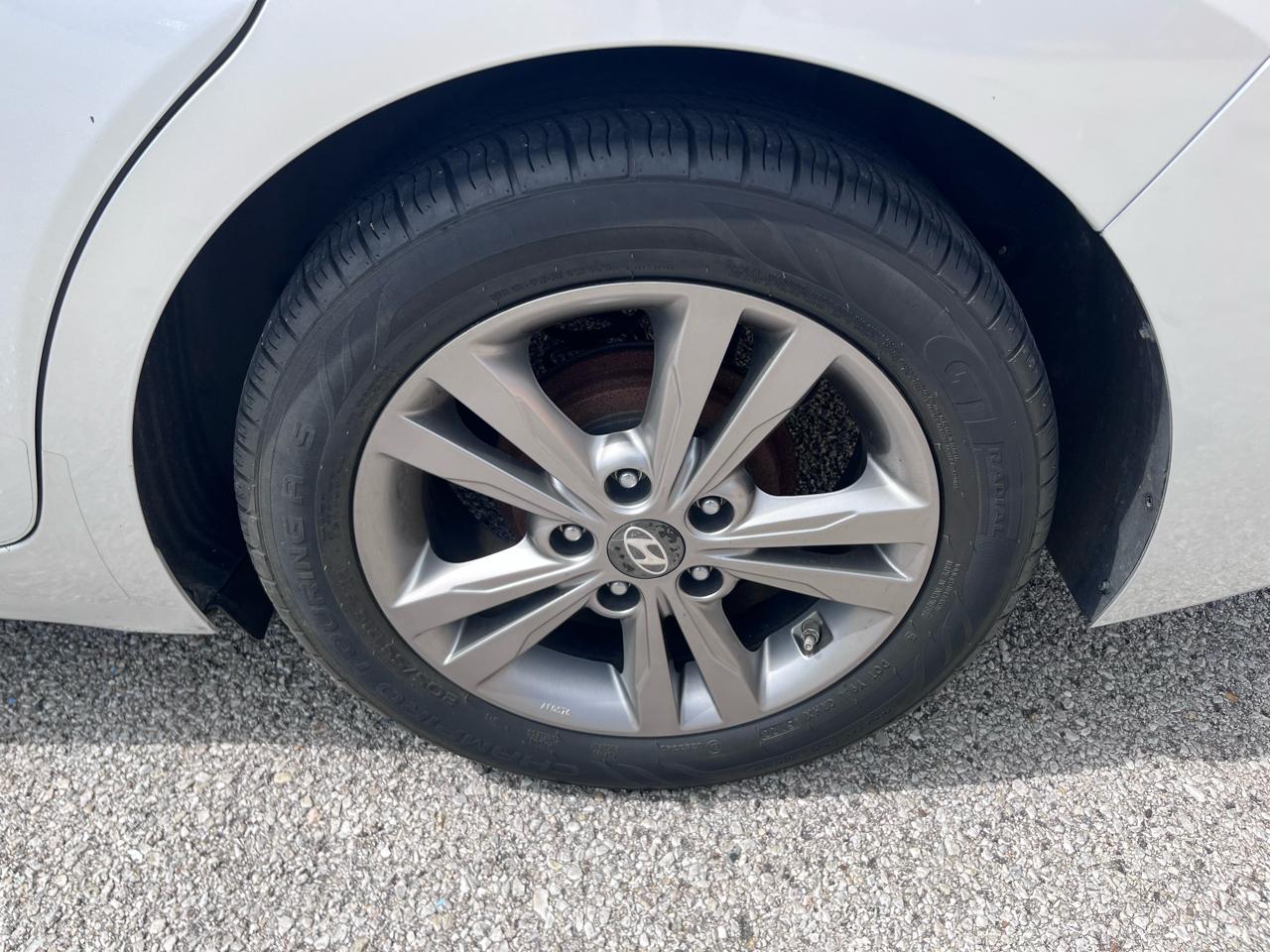 Hyundai Elantra Value Edition 6A 2017