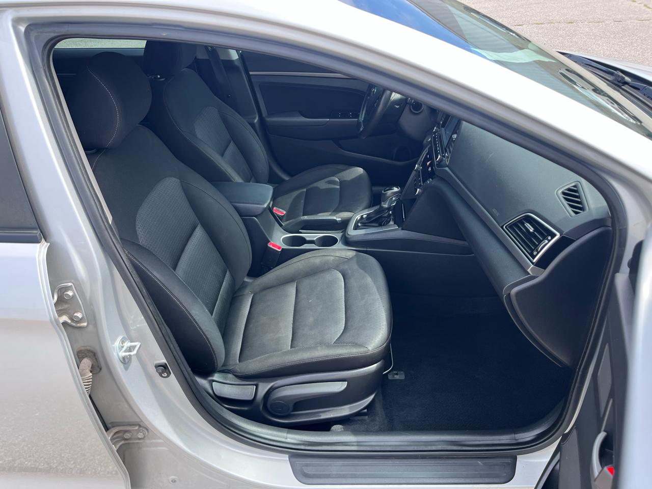 Hyundai Elantra Value Edition 6A 2017