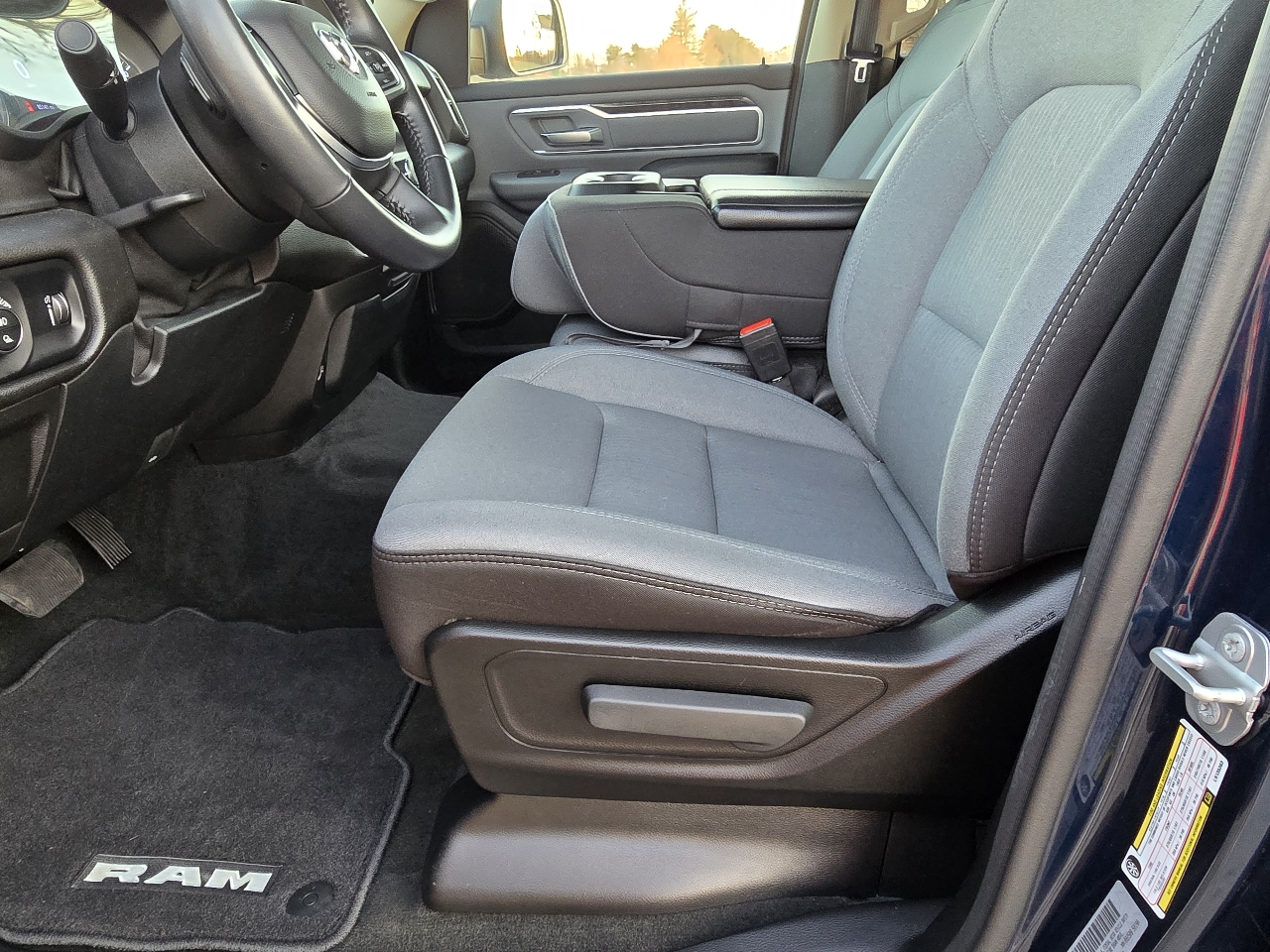 RAM 1500 Big Horn 4x4 Quad Cab 6'4" Box 2020