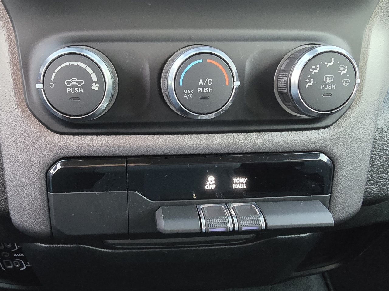 RAM 1500 Big Horn 4x4 Quad Cab 6'4" Box 2020