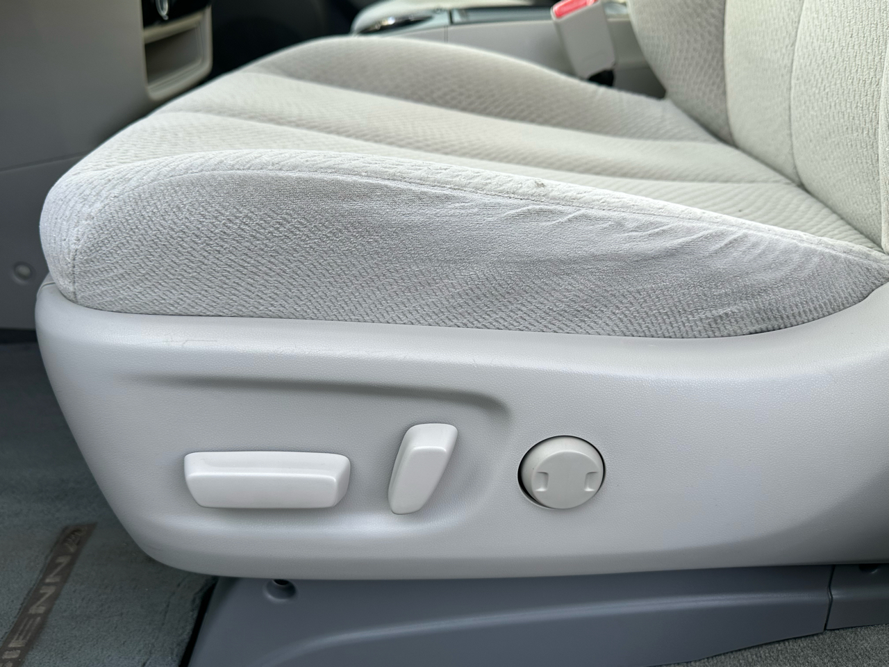 Toyota Sienna 5dr 8-Pass Van V6 LE FWD (Natl) 2014