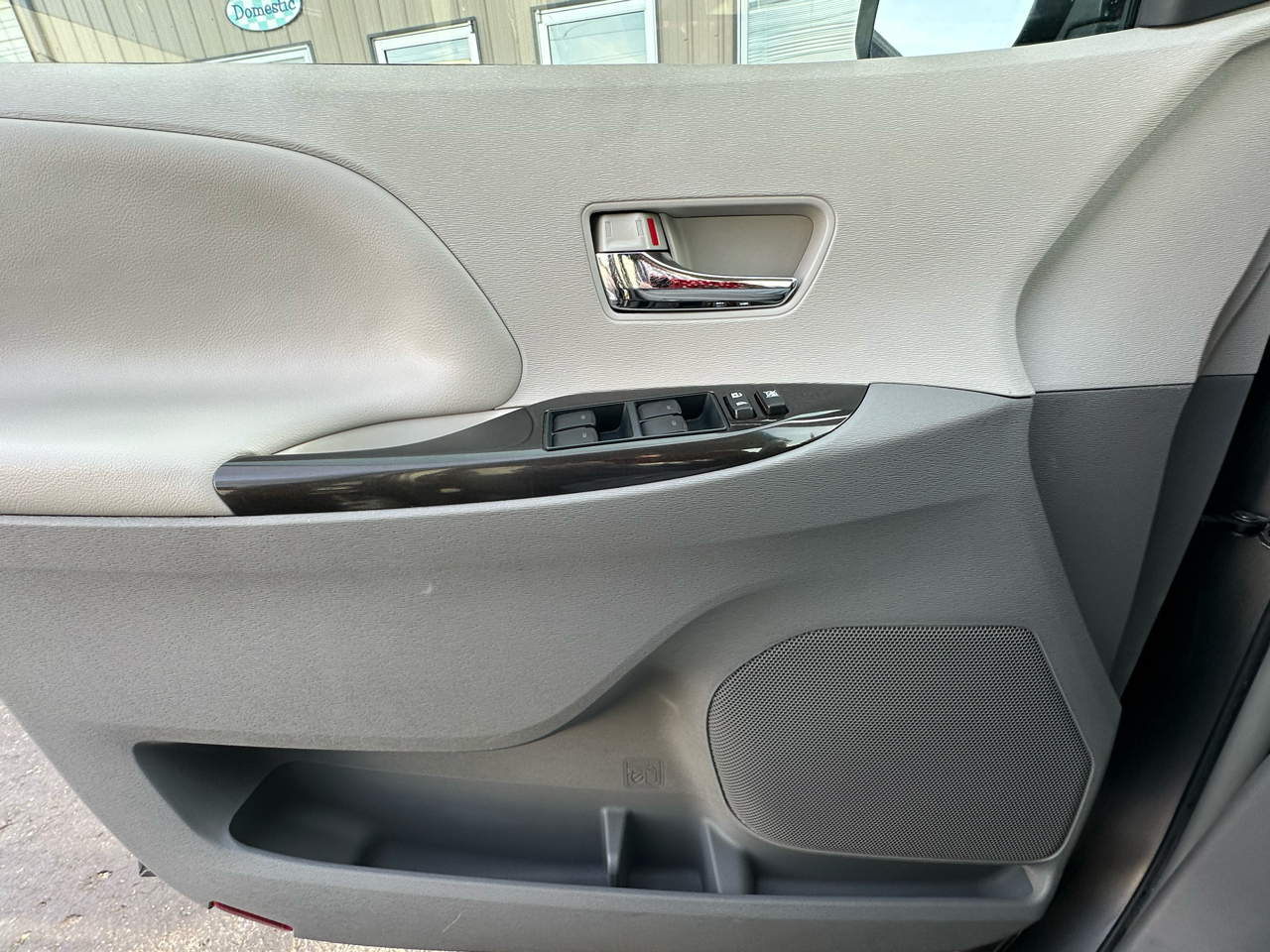 Toyota Sienna 5dr 8-Pass Van V6 LE FWD (Natl) 2014