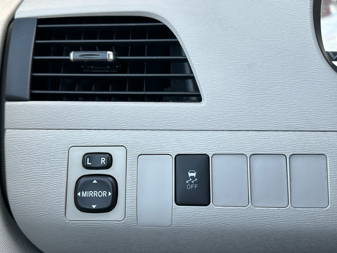 Toyota Sienna 5dr 8-Pass Van V6 LE FWD (Natl) 2014