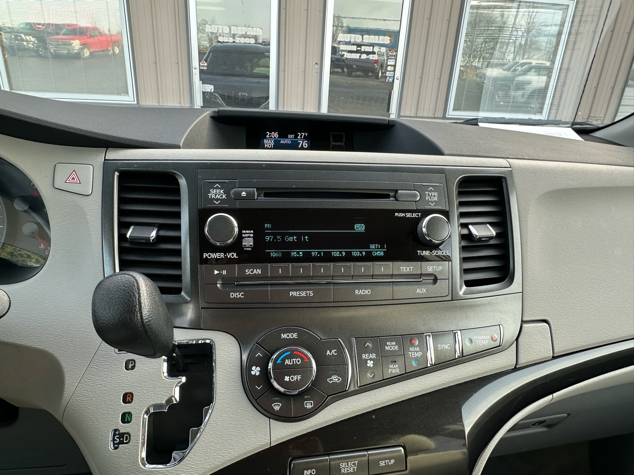 Toyota Sienna 5dr 8-Pass Van V6 LE FWD (Natl) 2014