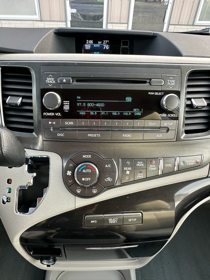 Toyota Sienna 5dr 8-Pass Van V6 LE FWD (Natl) 2014