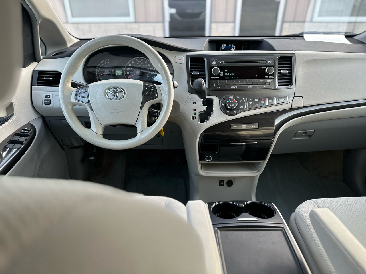 Toyota Sienna 5dr 8-Pass Van V6 LE FWD (Natl) 2014