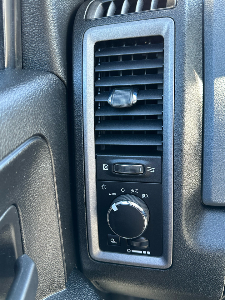 RAM 1500 Classic Tradesman 4x4 Crew Cab 6'4" Box 2020