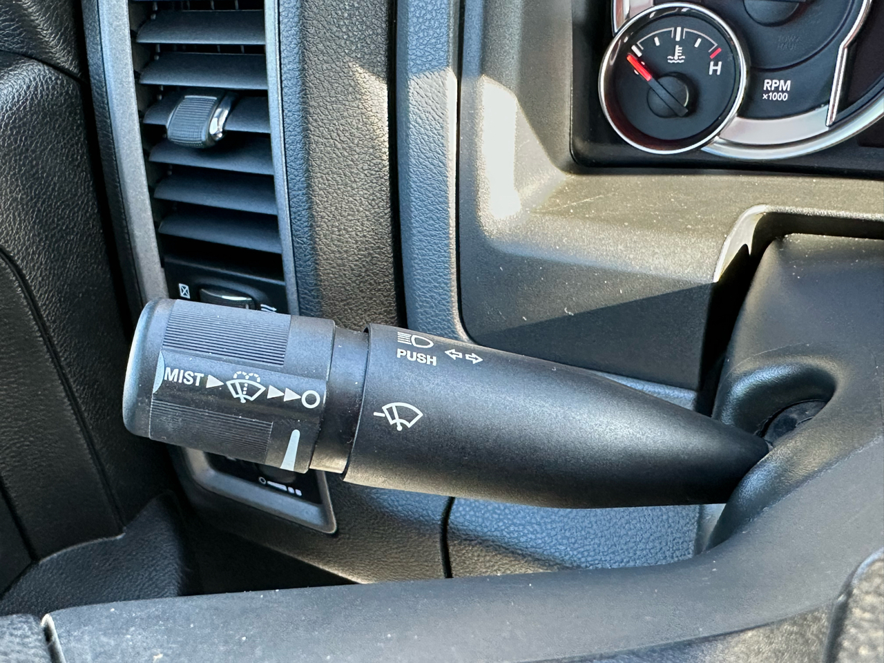 RAM 1500 Classic Tradesman 4x4 Crew Cab 6'4" Box 2020