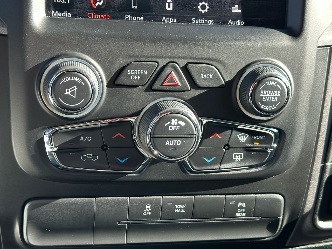 RAM 1500 Classic Tradesman 4x4 Crew Cab 6'4" Box 2020