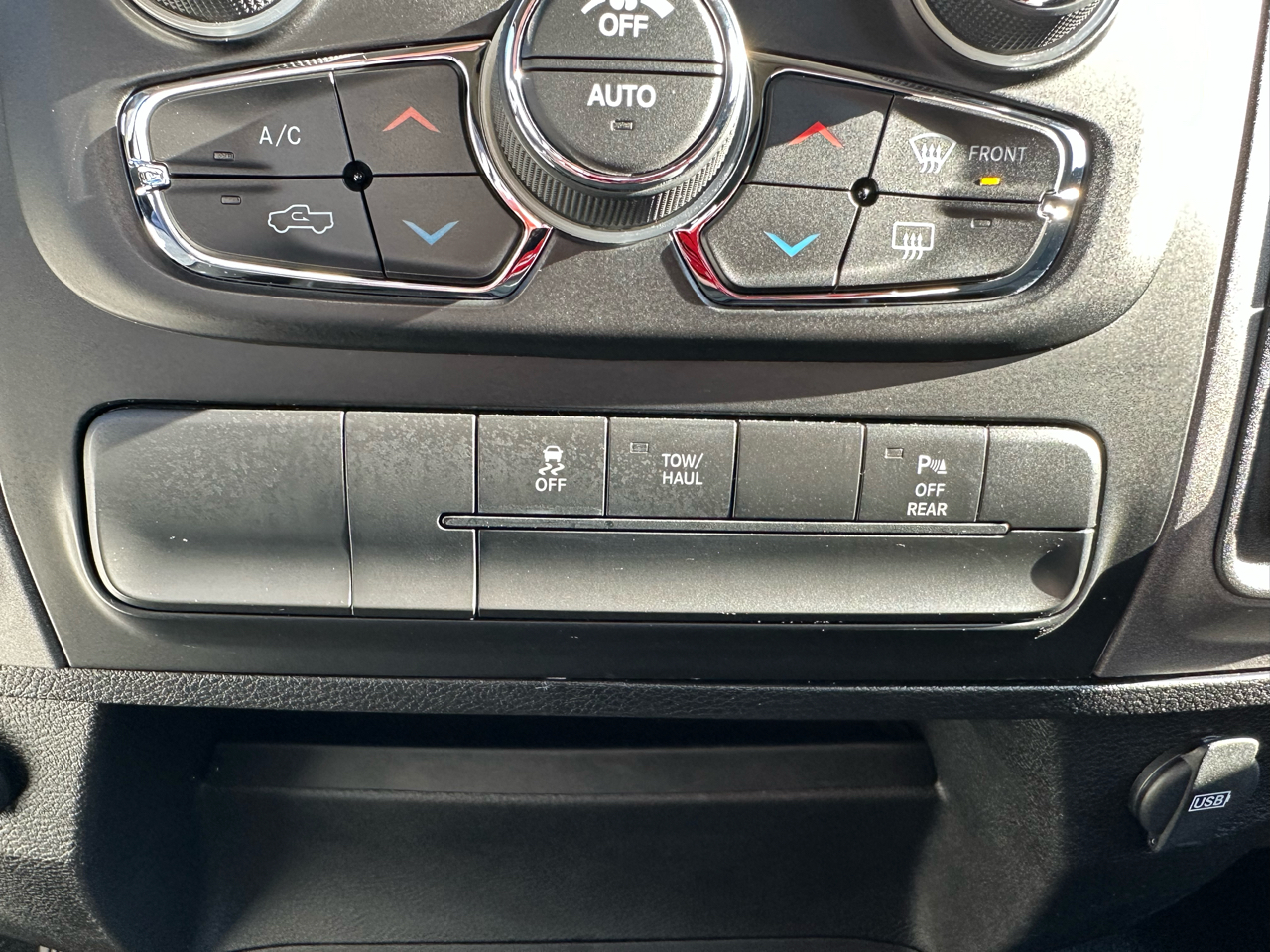 RAM 1500 Classic Tradesman 4x4 Crew Cab 6'4" Box 2020