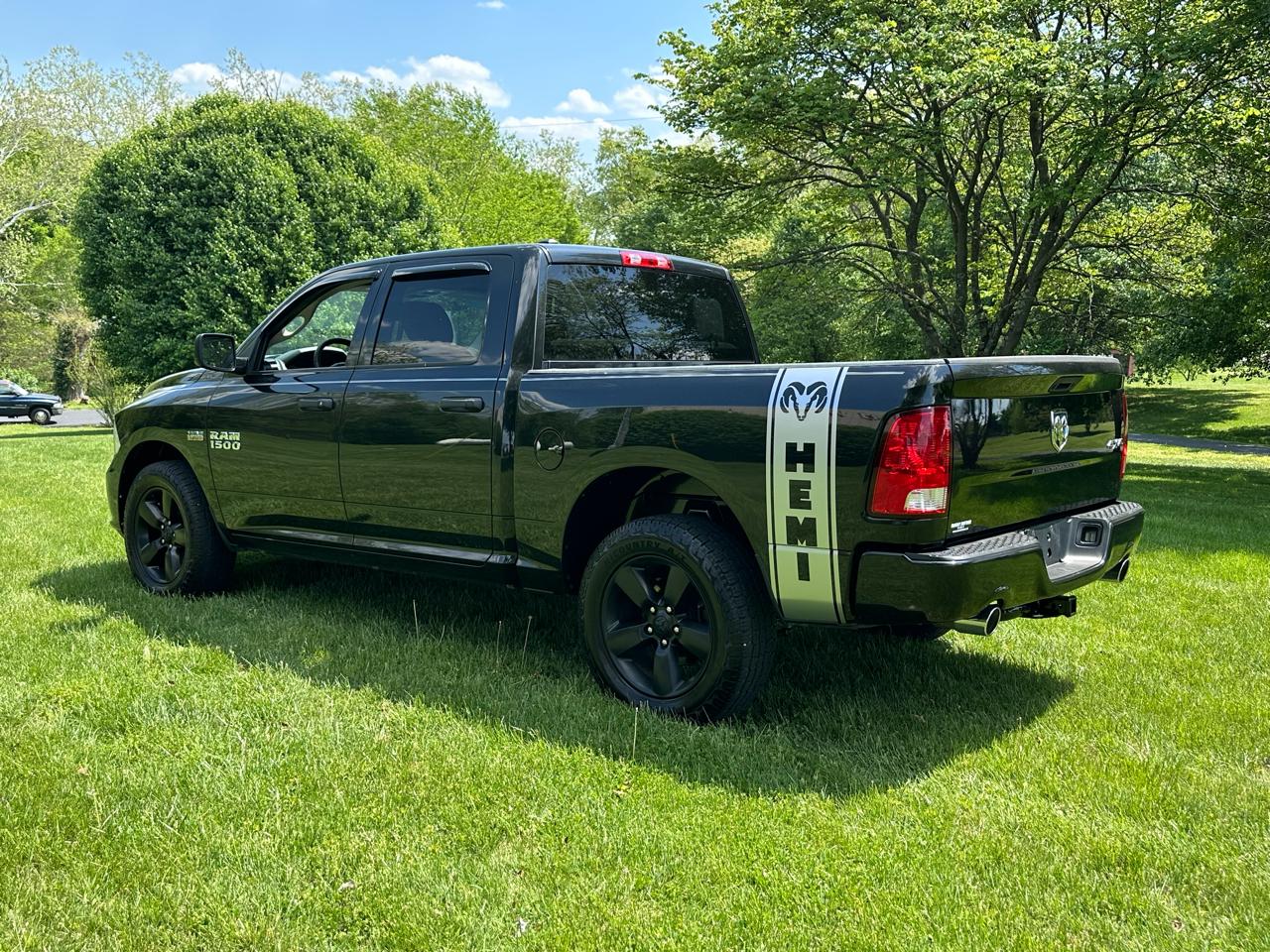 RAM 1500 Express 4x4 Crew Cab 5'7" Box 2018