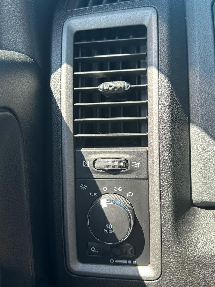 RAM 1500 Express 4x4 Crew Cab 5'7" Box 2018