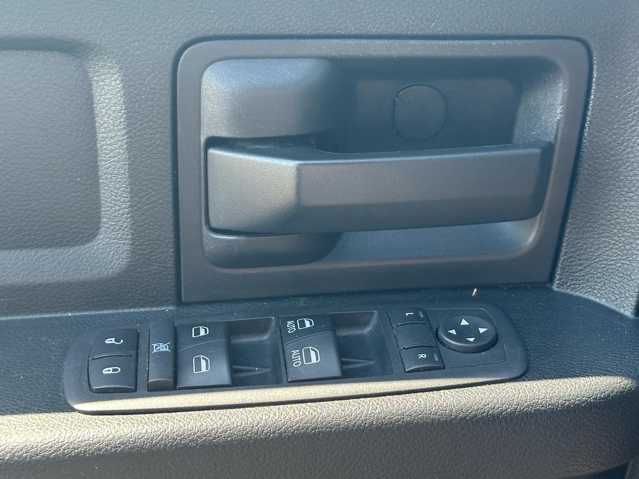 RAM 1500 Express 4x4 Crew Cab 5'7" Box 2018