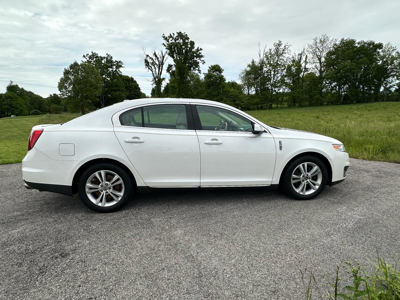 Lincoln MKS 4dr Sdn 3.7L FWD 2010
