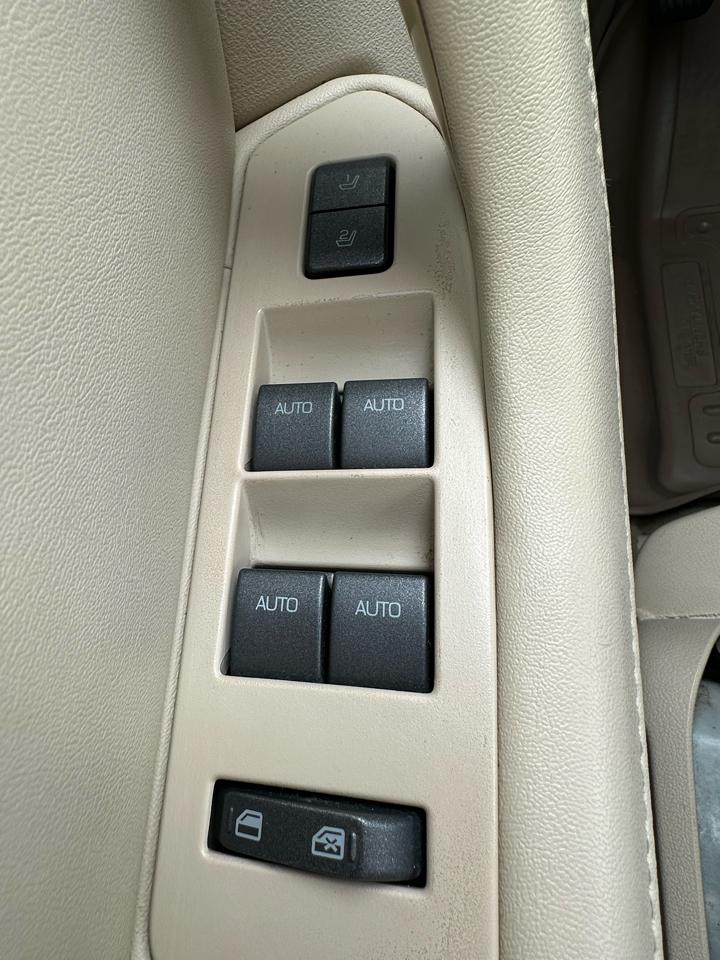 Lincoln MKS 4dr Sdn 3.7L FWD 2010
