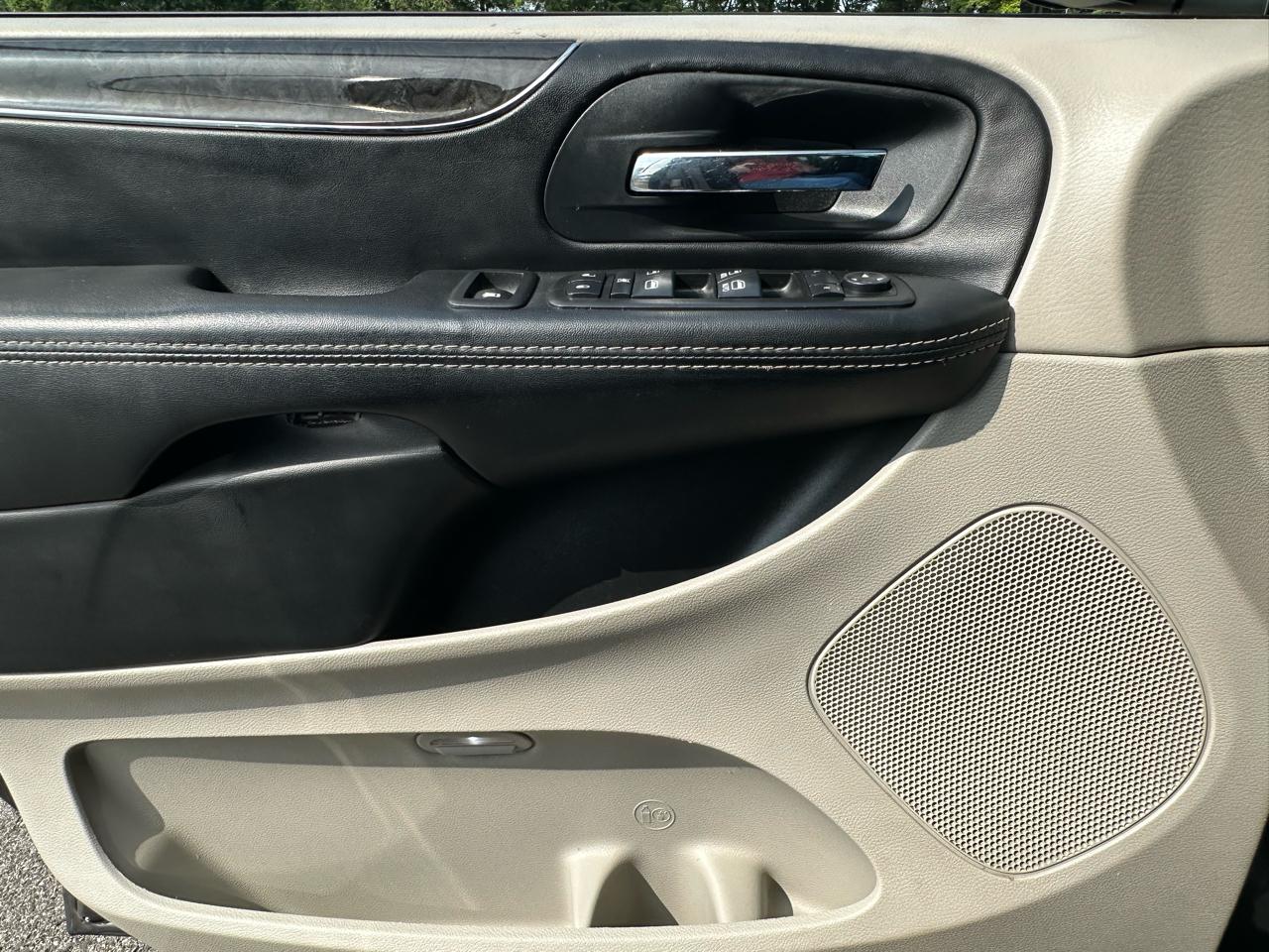 Chrysler Town & Country 4dr Wgn Touring-L 2016