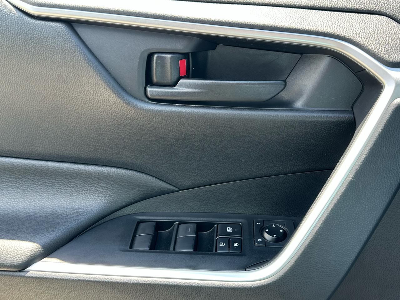Toyota RAV4 Hybrid LE AWD (Natl) 2021