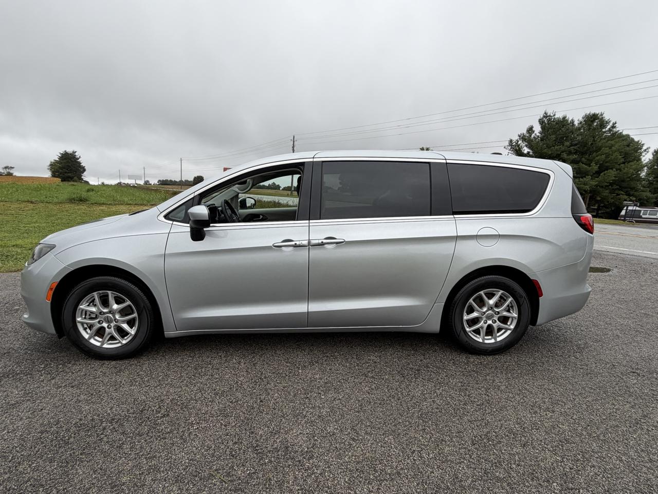 Chrysler Voyager LX FWD 2023