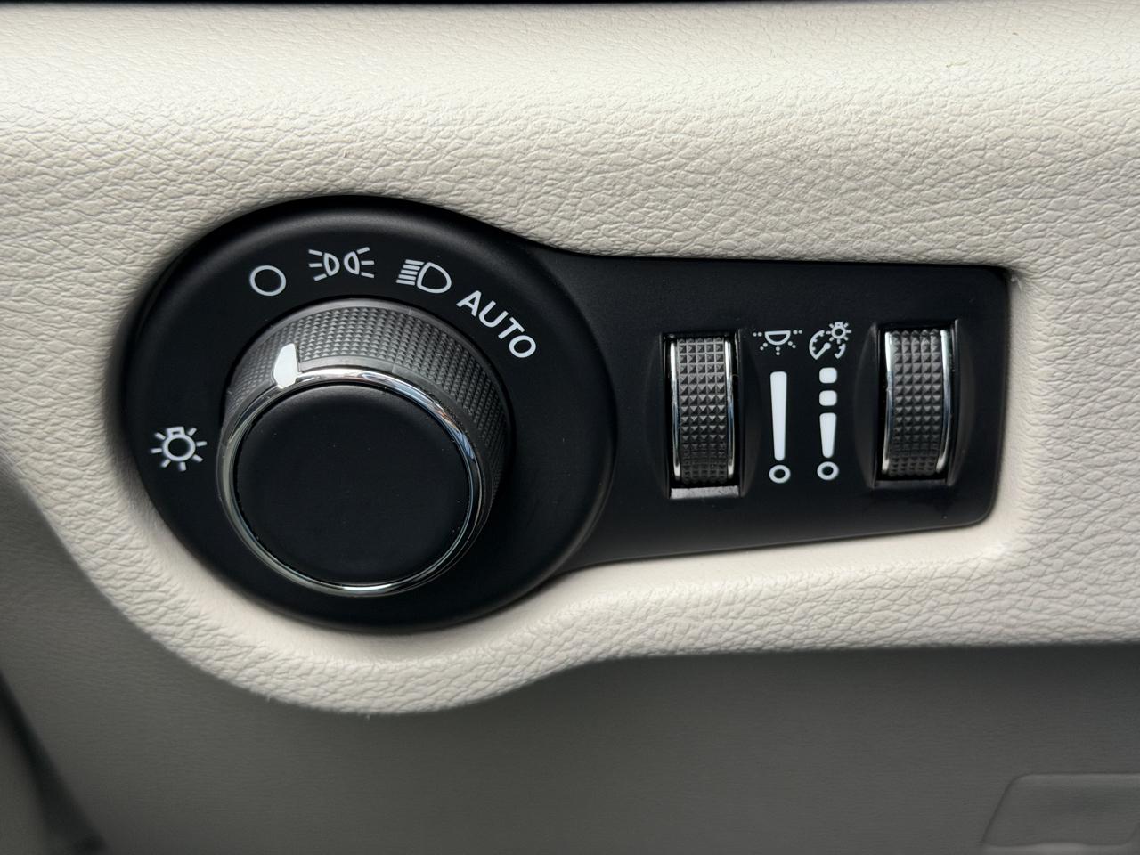 Chrysler Voyager LX FWD 2023