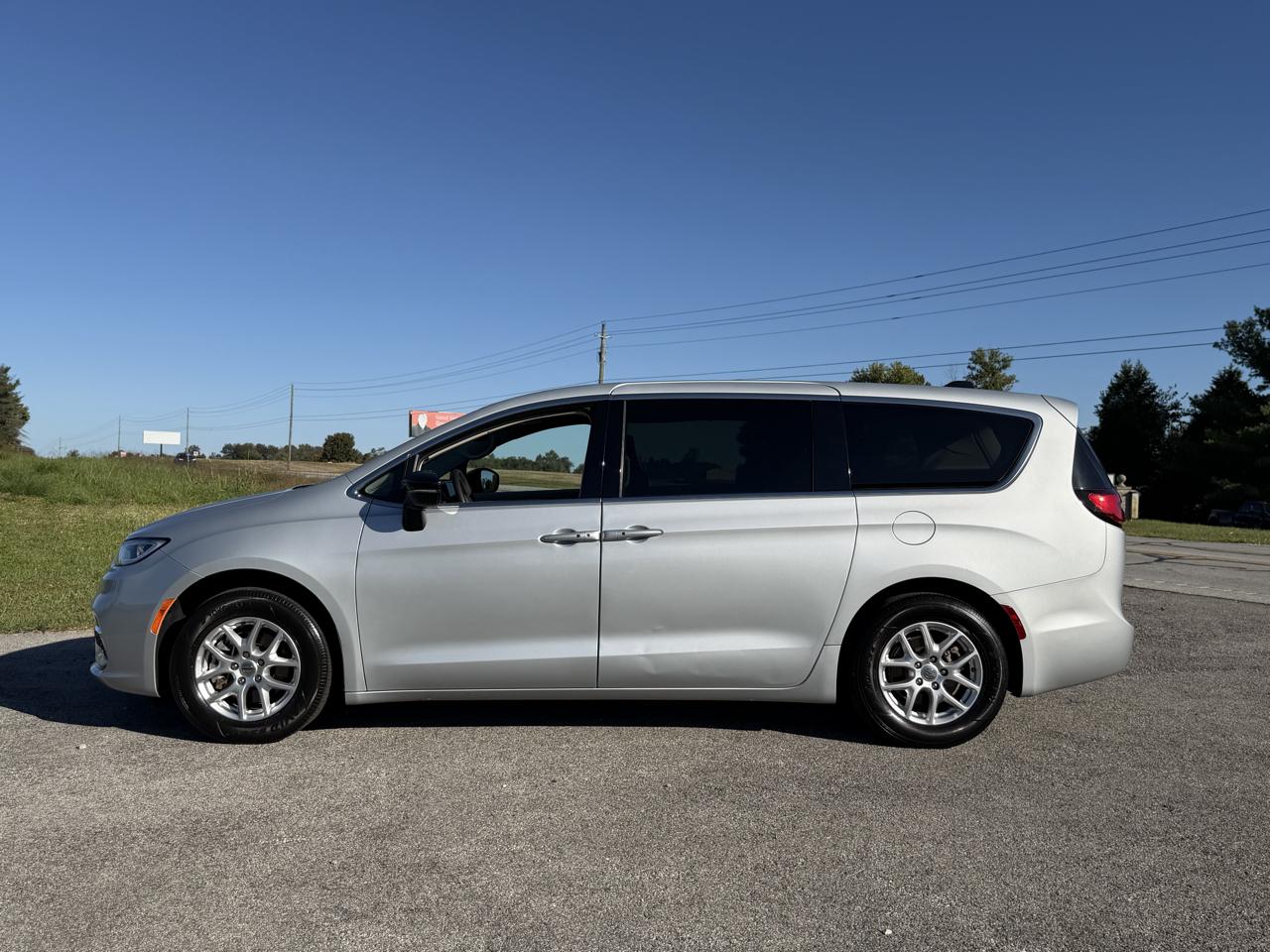 Chrysler Pacifica Touring L FWD 2024
