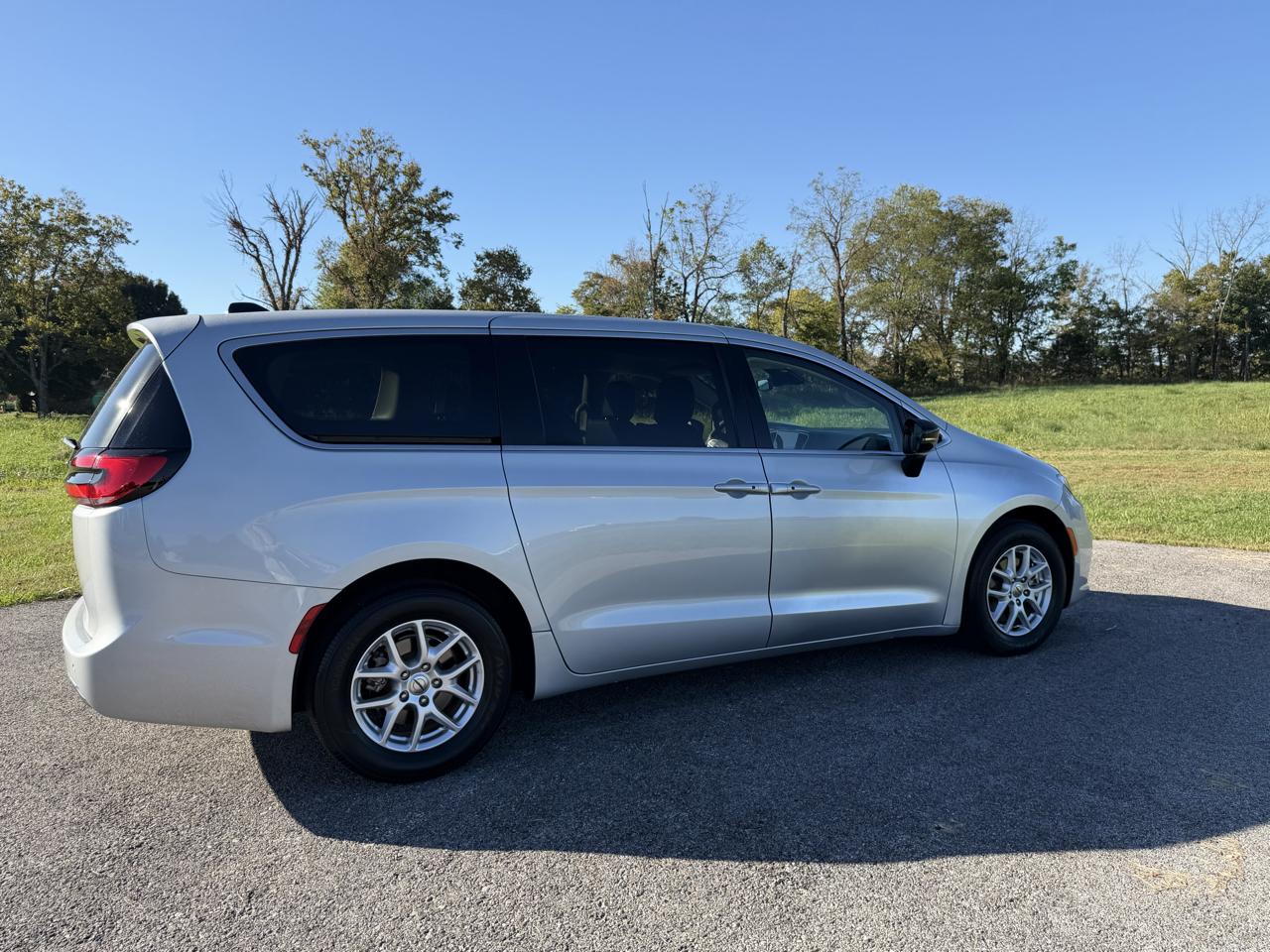 Chrysler Pacifica Touring L FWD 2024