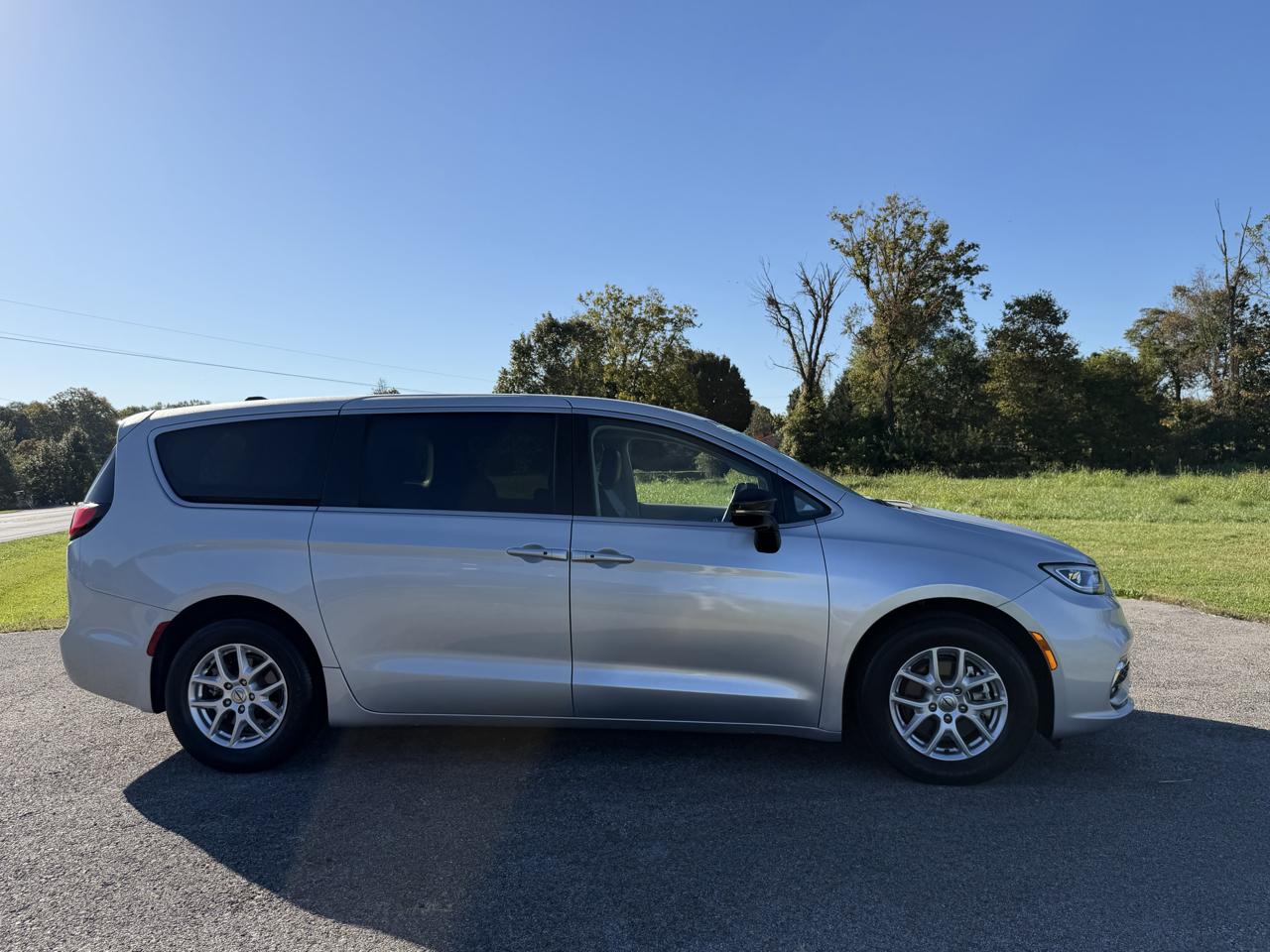 Chrysler Pacifica Touring L FWD 2024