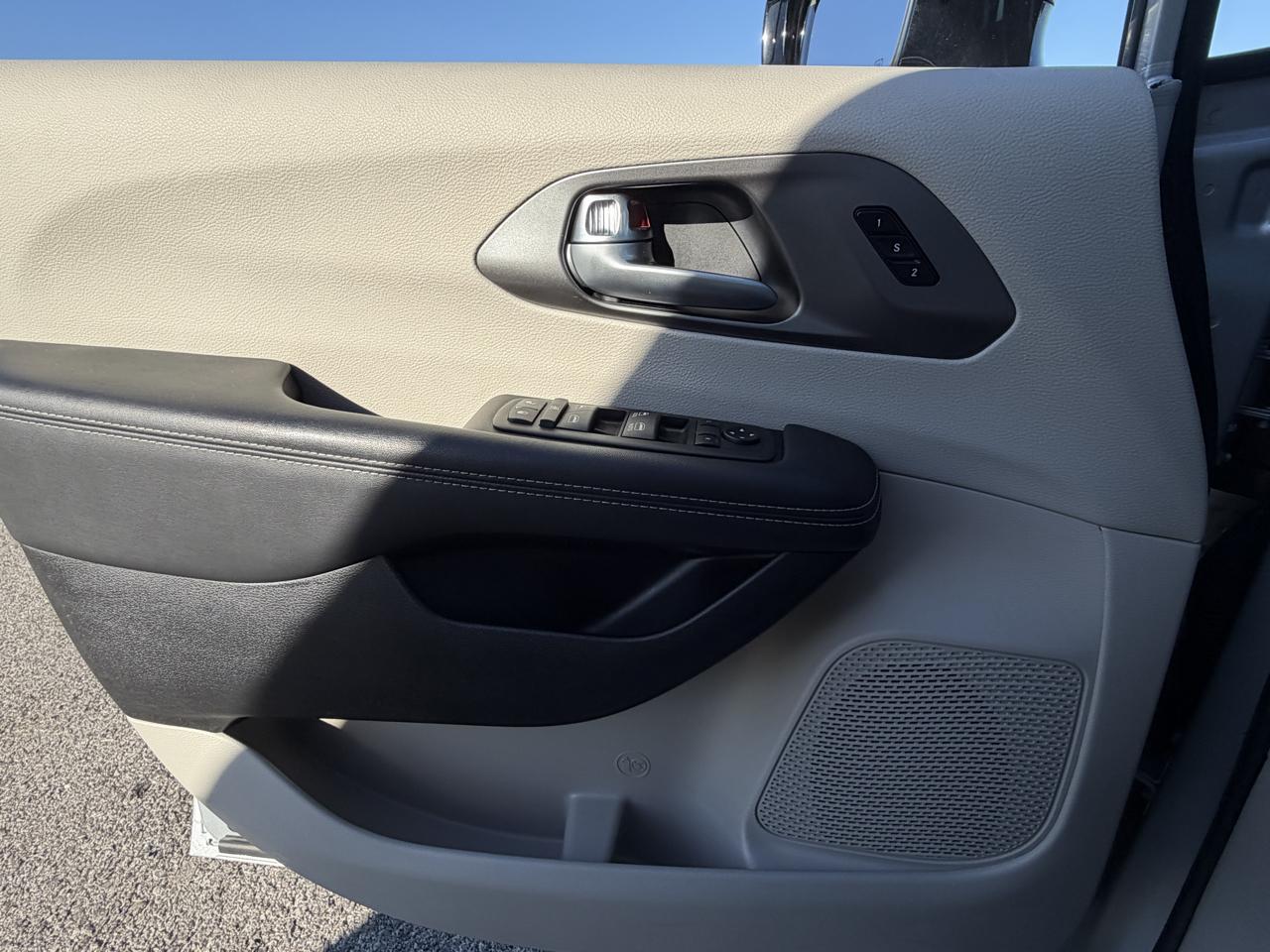 Chrysler Pacifica Touring L FWD 2024