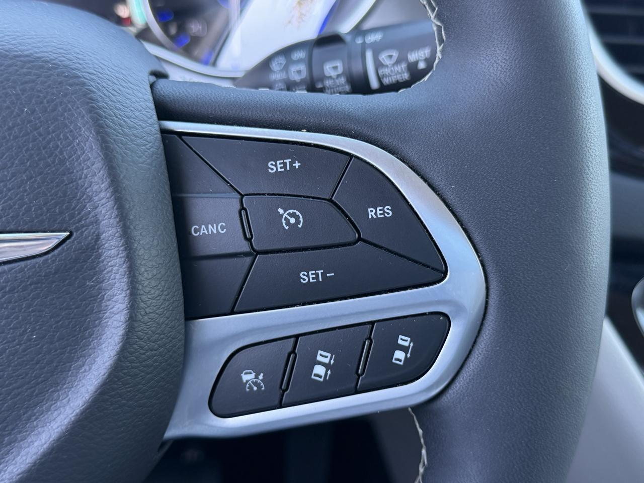 Chrysler Pacifica Touring L FWD 2024