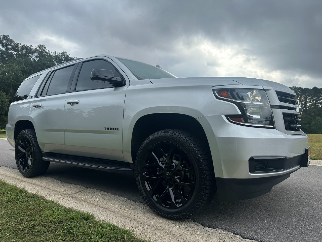 2019 Chevrolet Tahoe LT photo 3