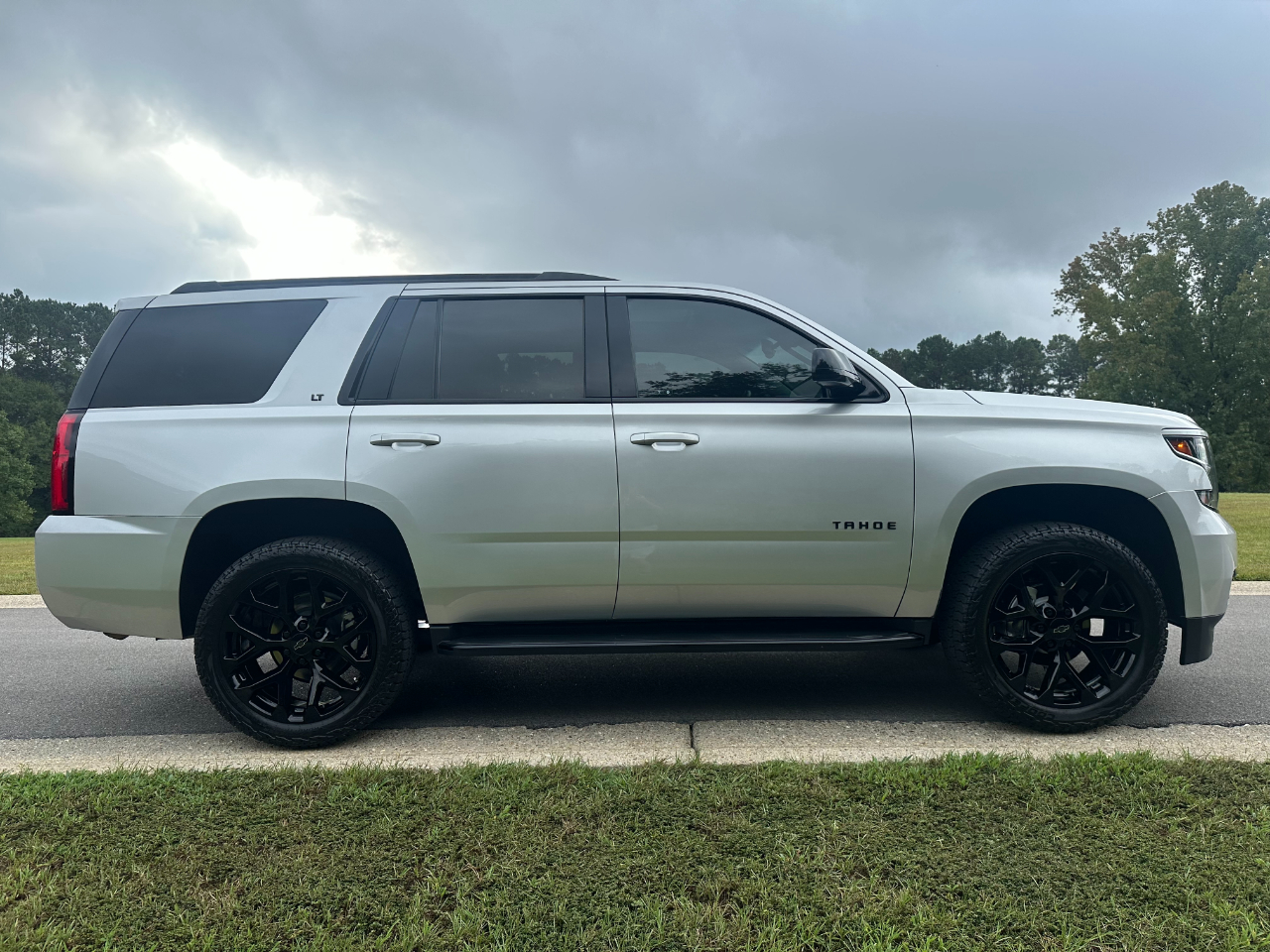 2019 Chevrolet Tahoe LT photo 4