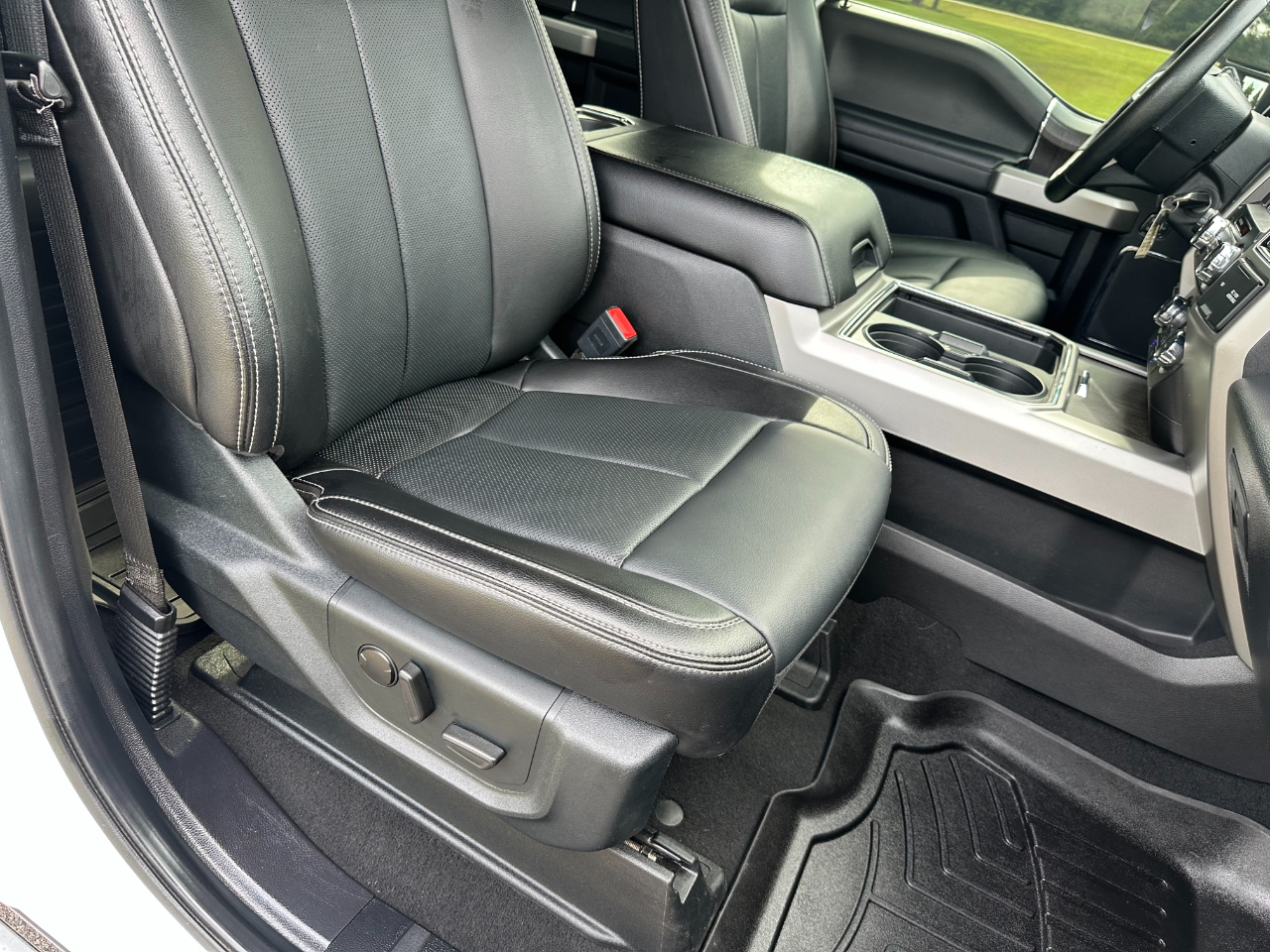 2021 Ford F-350 Lariat photo 25