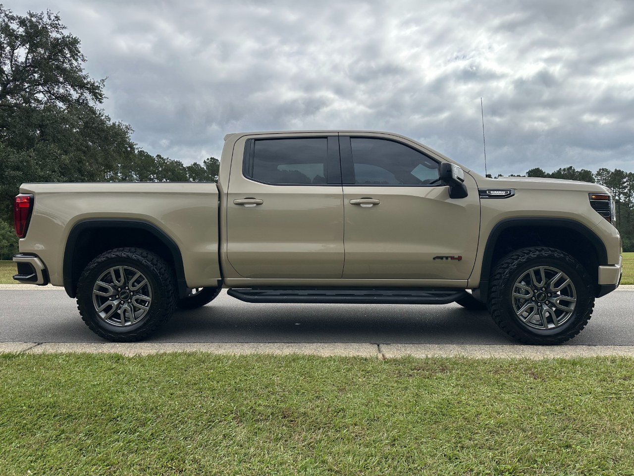 GMC Sierra 1500 4WD Crew Cab 147" AT4 2023 GMC Sierra 1500 4WD Crew Cab 147" AT4 2023