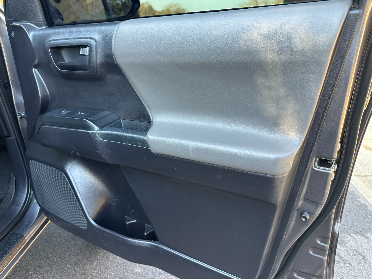 Toyota Tacoma 2WD SR5 Double Cab 5' Bed I4 AT (Natl) 2020