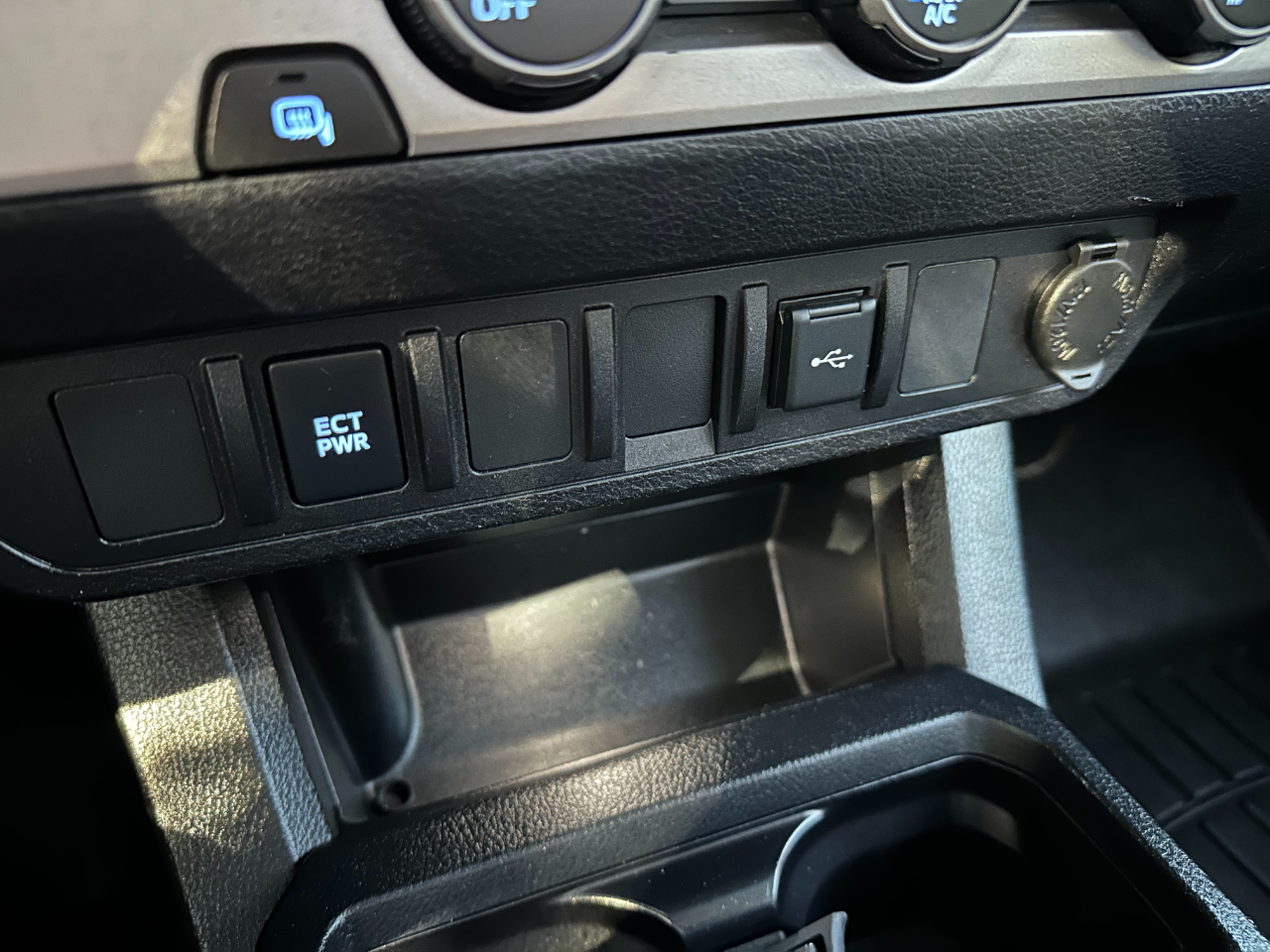 Toyota Tacoma 2WD SR5 Double Cab 5' Bed I4 AT (Natl) 2020