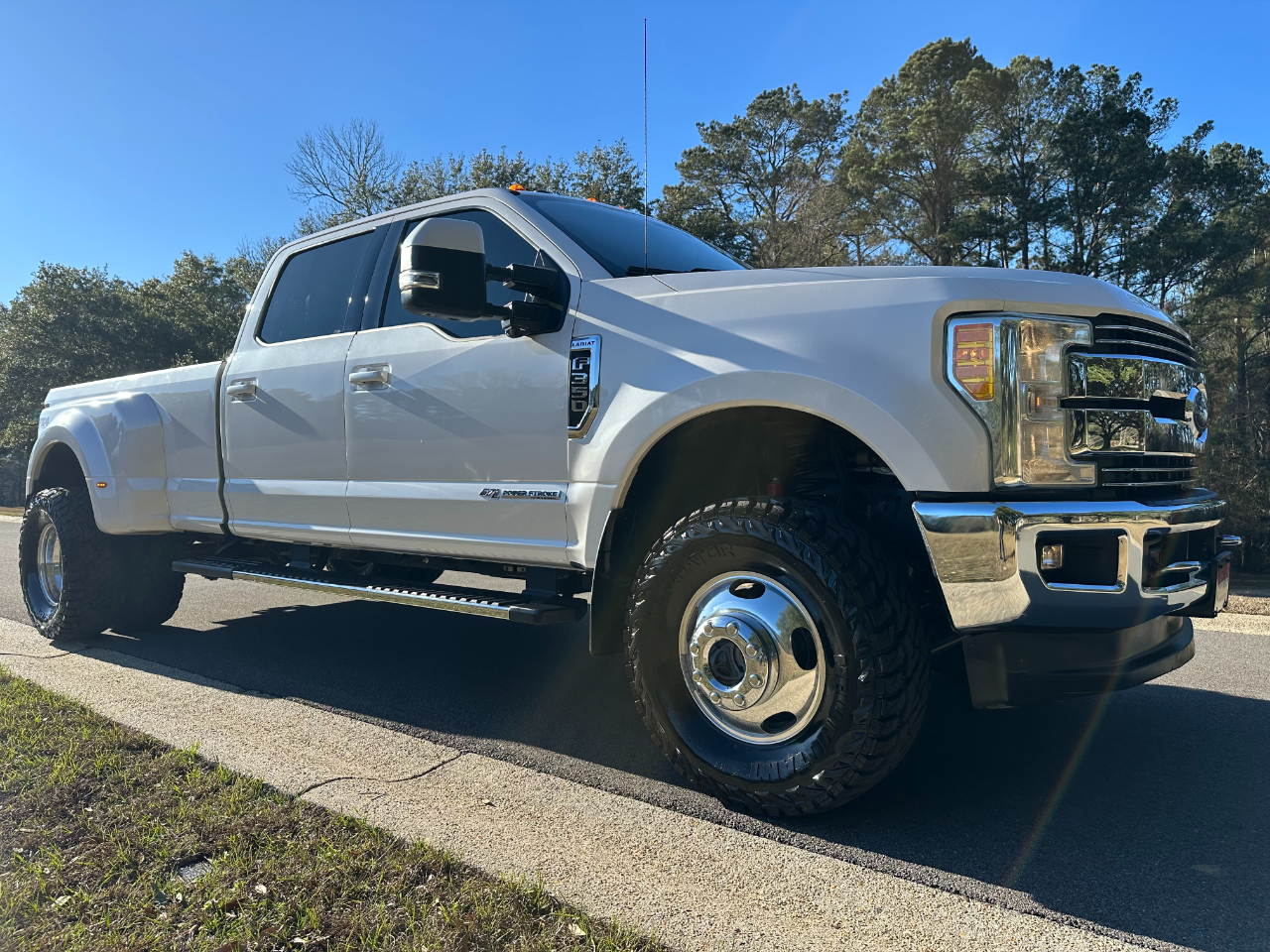 Ford Super Duty F-350 DRW Lariat 4WD Crew Cab 8' Box 2017