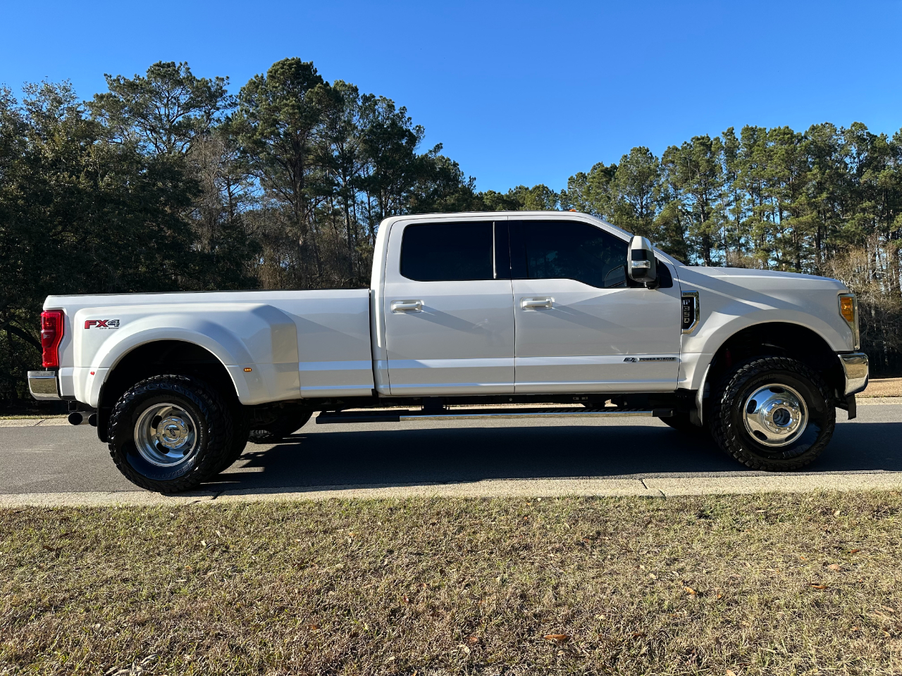 Ford Super Duty F-350 DRW Lariat 4WD Crew Cab 8' Box 2017