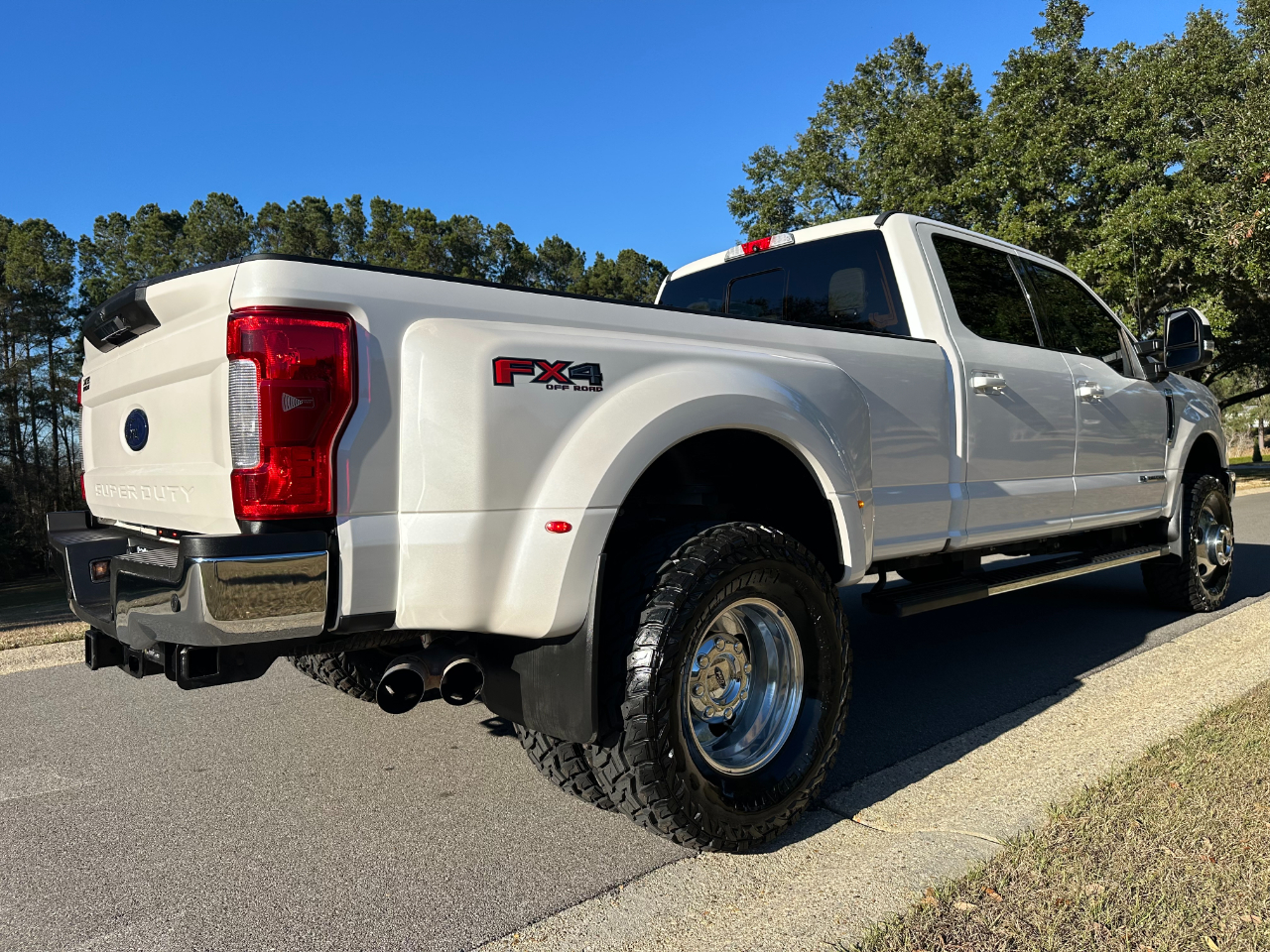 Ford Super Duty F-350 DRW Lariat 4WD Crew Cab 8' Box 2017