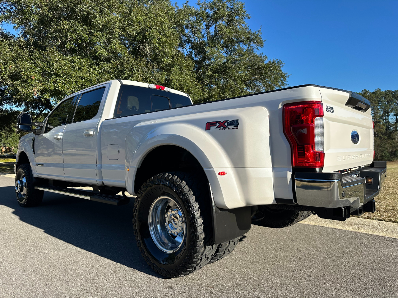 Ford Super Duty F-350 DRW Lariat 4WD Crew Cab 8' Box 2017