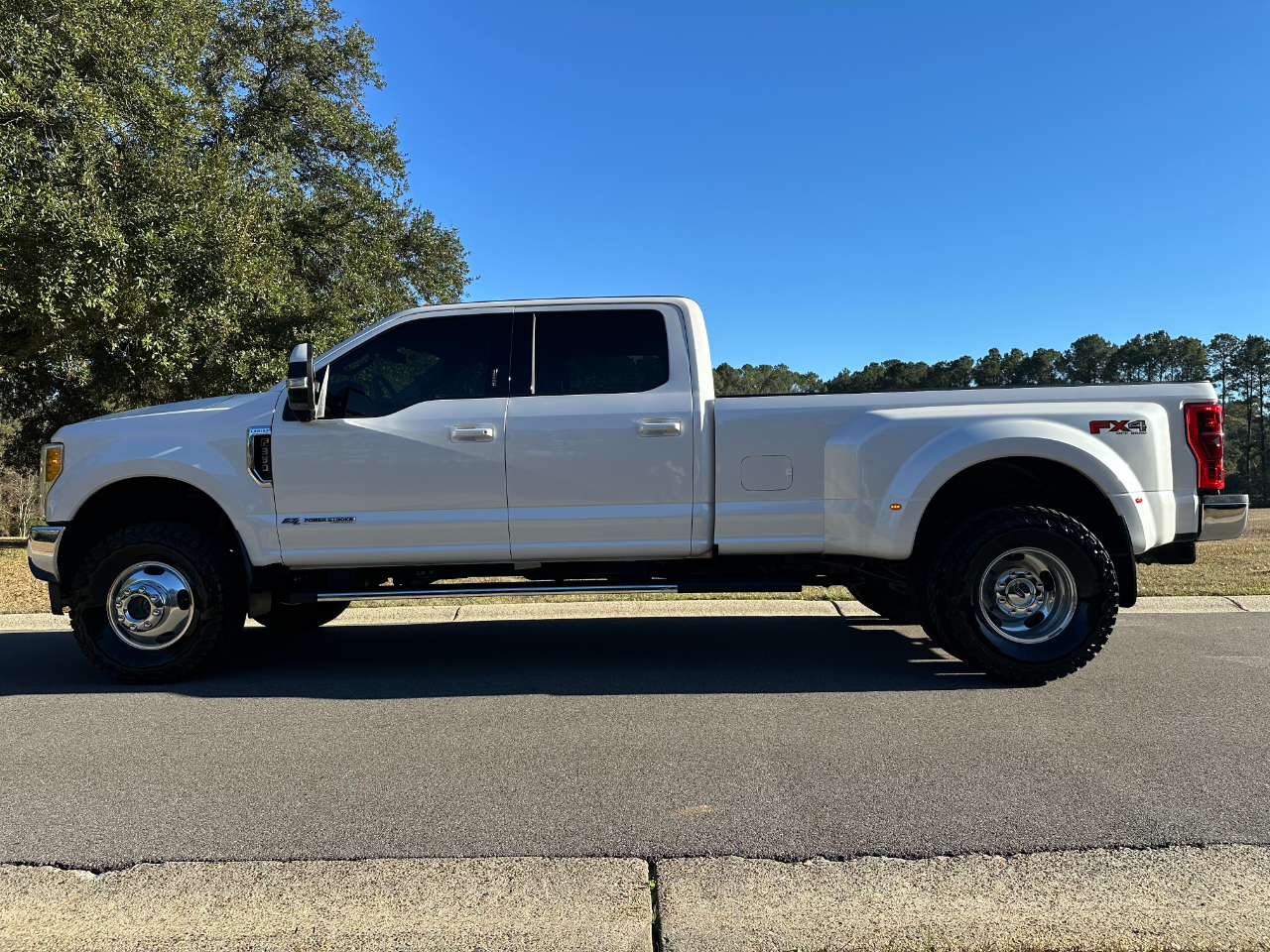 Ford Super Duty F-350 DRW Lariat 4WD Crew Cab 8' Box 2017