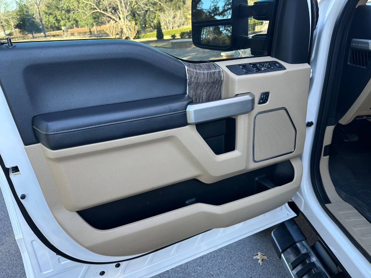 Ford Super Duty F-350 DRW Lariat 4WD Crew Cab 8' Box 2017