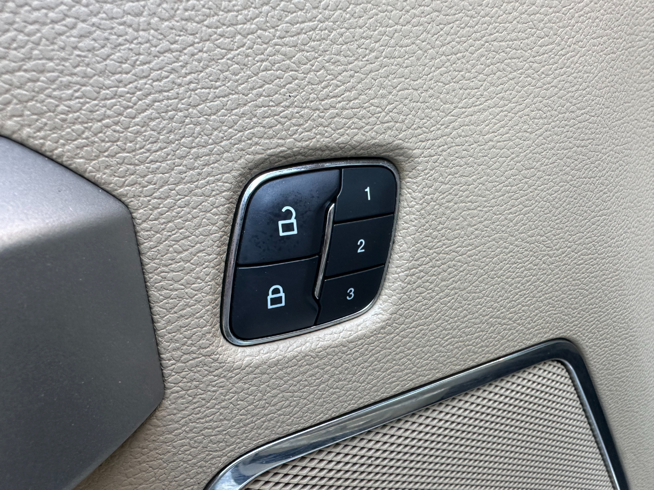 Ford Super Duty F-350 DRW Lariat 4WD Crew Cab 8' Box 2017