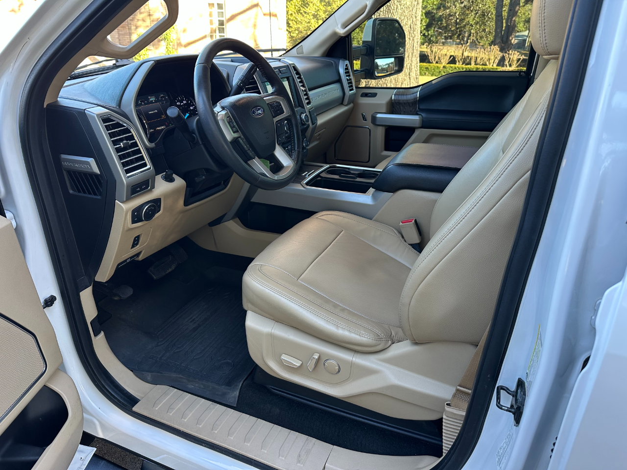 Ford Super Duty F-350 DRW Lariat 4WD Crew Cab 8' Box 2017