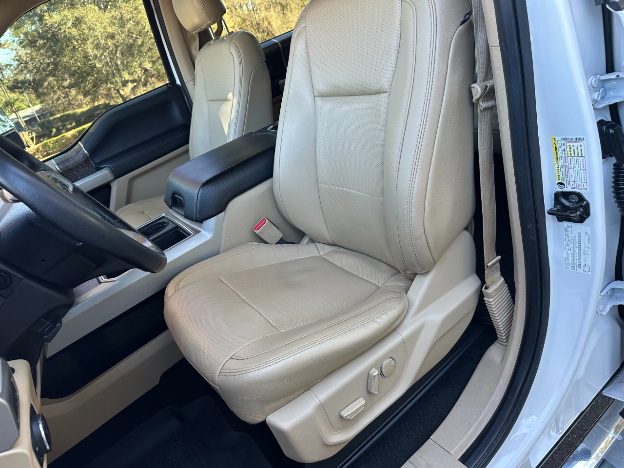 Ford Super Duty F-350 DRW Lariat 4WD Crew Cab 8' Box 2017