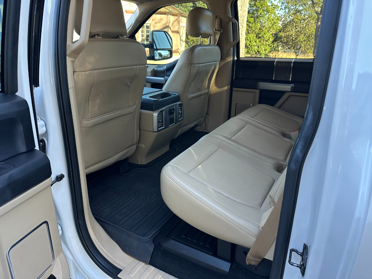 Ford Super Duty F-350 DRW Lariat 4WD Crew Cab 8' Box 2017