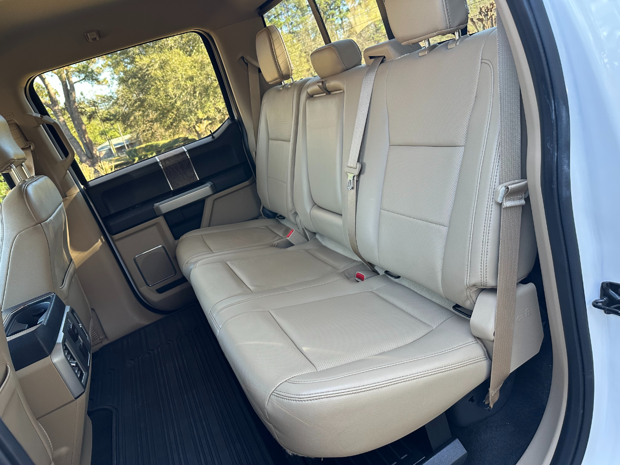 Ford Super Duty F-350 DRW Lariat 4WD Crew Cab 8' Box 2017