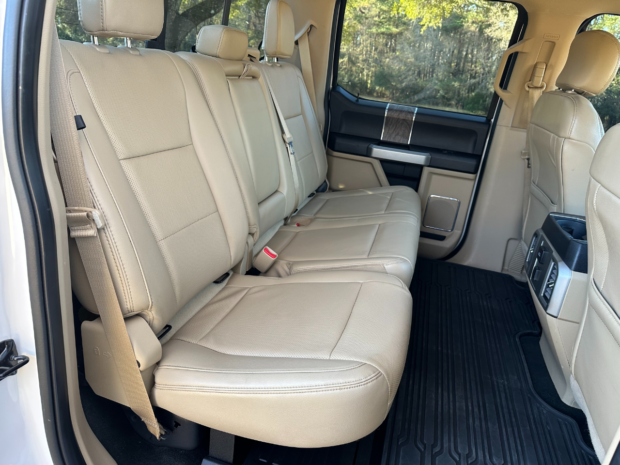 Ford Super Duty F-350 DRW Lariat 4WD Crew Cab 8' Box 2017