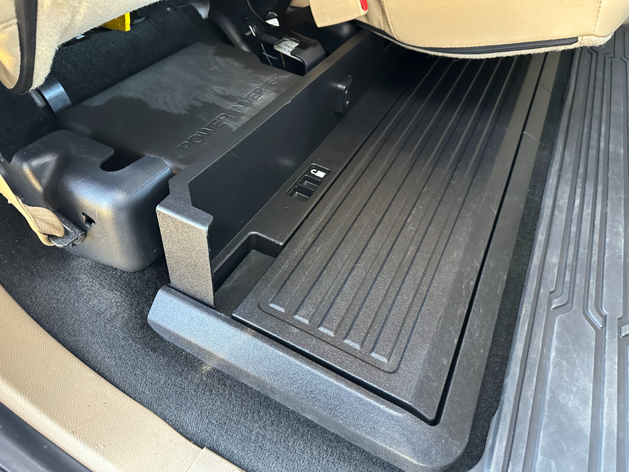 Ford Super Duty F-350 DRW Lariat 4WD Crew Cab 8' Box 2017